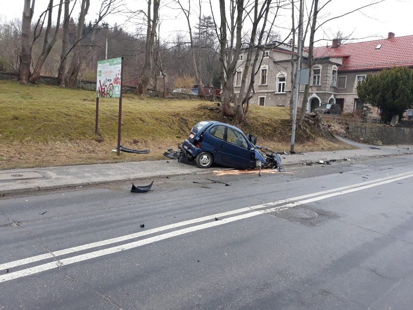 Lądek-Zdrój: Czołowe zderzenie samochodów osobowych na ul....