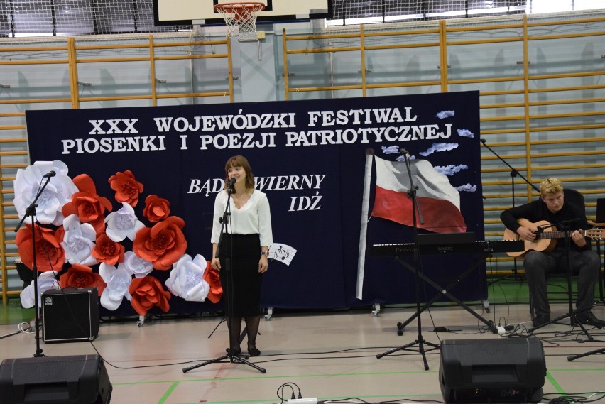 W I LO młodzież recytowała wiersze i śpiewała pieśni patriotyczne 