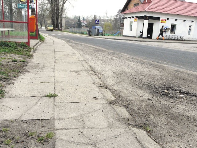 Nowy chodnik z krawężnikiem ma się pojawić m.in. przy przystanku autobusowym w Godzianowie