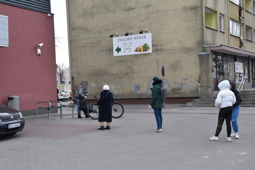 Koronawirus. Gigantyczne kolejki pod oleśnickimi marketami (FOTO)
