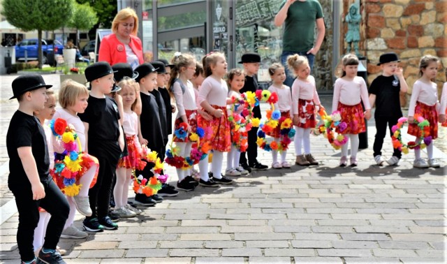 W Dniu Dziecka na olkuskim Rynku pojawiły się kolorowe korowody najmłodszych, które spotkały się z burmistrzem Romanem Piaśnikiem