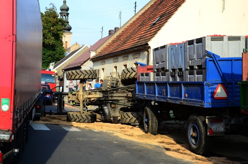 Wypadek w Dobrzycy: Zderzenie ciężarówki z ciągnikiem