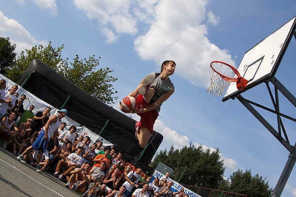 29 i 30 czerwca na Terenach Targowych przy ul. Kupieckiej 2 w dzielnicy Wirek zostanie rozegrany Rudzki Nocny Streetball, czyli turniej koszykówki ulicznej dla dzieci i młodzieży z podziałem na kategorie wiekowe. Turniej rozpocznie się o godzinie 12. Natomiast sam Rudzki Nocny Streetball rozpocznie się o godz. 21 i przeznaczony jest dla osób od 16. roku życia, jednak osoby niepełnoletnie muszą dostarczyć przed turniejem organizatorom podpisaną zgodę rodziców.