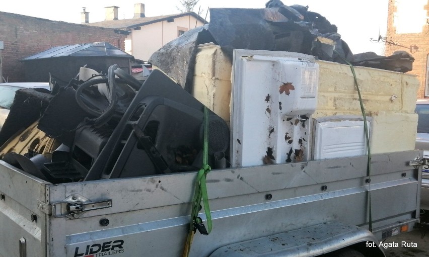 Nielegalne wysypisko śmieci w gminie Skoki. Znalazły się nami stare lodówki, tapczany...