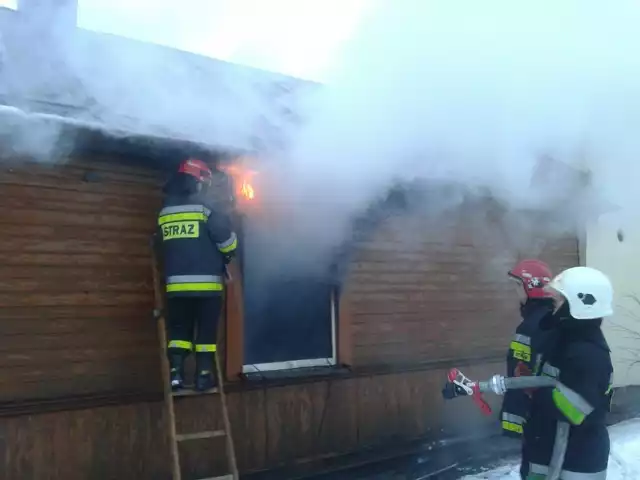 Pożar wybuchł w domu jednorodzinnym w Woli Uhruskiej (pow. Włodawa) około godziny 5.30. Gdyby nie szybka reakcja sąsiadów mogłoby dojść do tragedii.