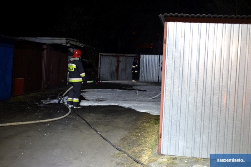 Groźny pożar na ulicy Polnej we Włocławku. Spłonął garaż i samochód [zdjęcia]