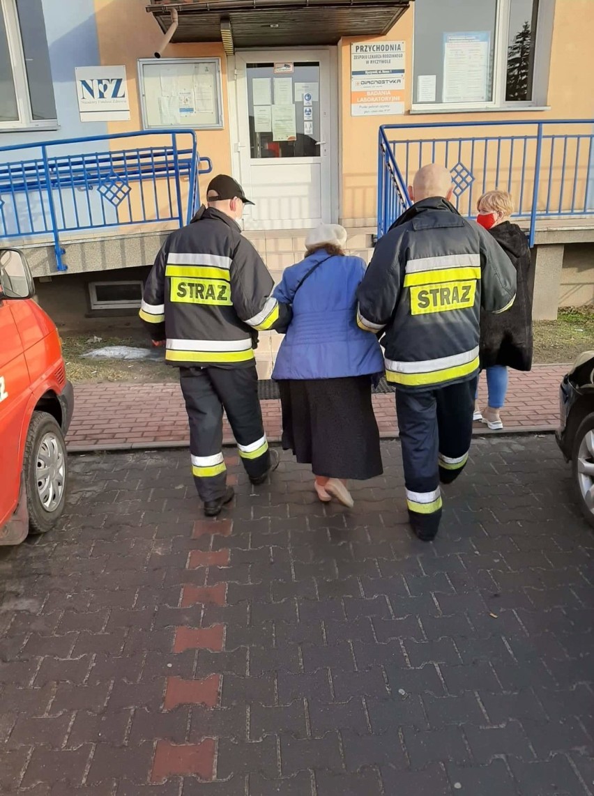 Strażacy pomogli seniorce dotrzeć do punktu szczepień