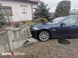 Kębłowo: Kierowca bmw uderzył w płot. Nie chciał opuścić pojazdu. Interweniowali strażacy