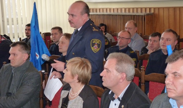 Jan Suwart (na zdj. stoi) wraz ze strażnikami pojawił się na sesji Rady Miejskiej. Bez skutku, jednostka będzie rozwiązana
