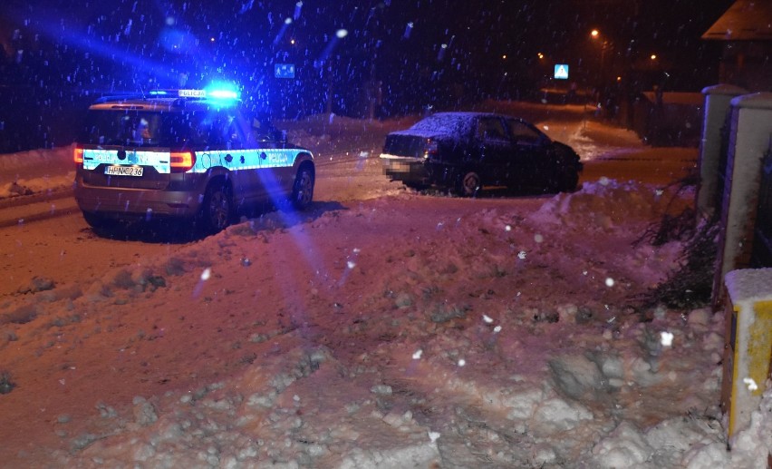 Wypadek w Prabutach. Po poślizgu wjechał na chodnik, trzem osobom udało się odskoczyć