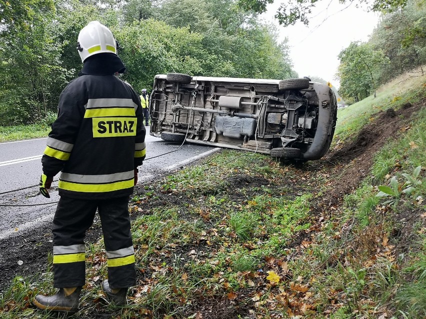 Na DK 16 w Kłódce przewrócił się bus