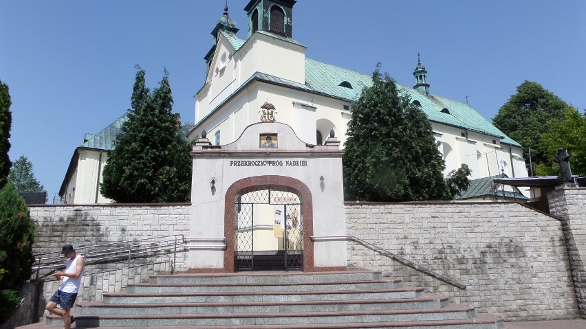 Piękny park w sanktuarium maryjnym w Leśniowie  u progu lata ZDJĘCIA