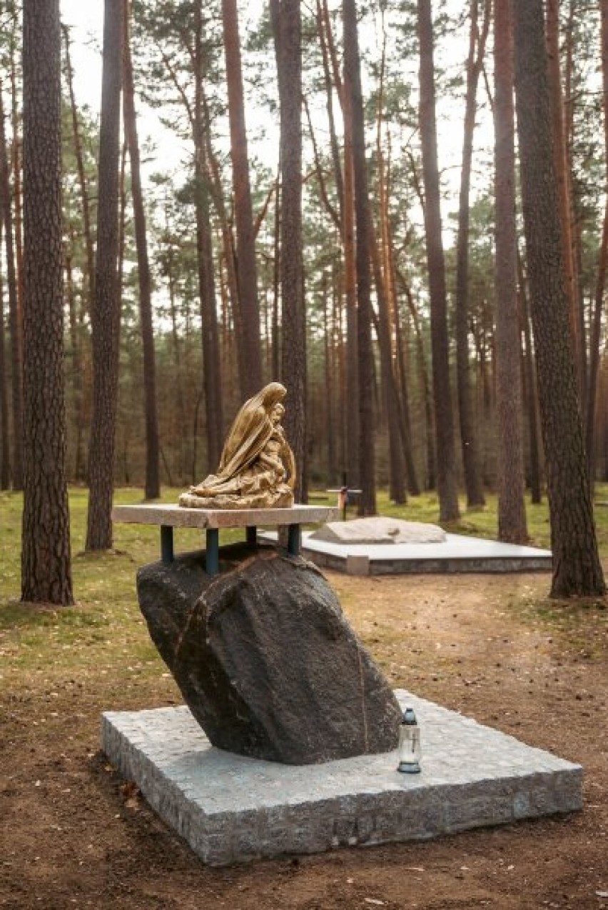 Odrestaurowano mogiłę ofiar zbrodni hitlerowskich w lasach rożnowskich