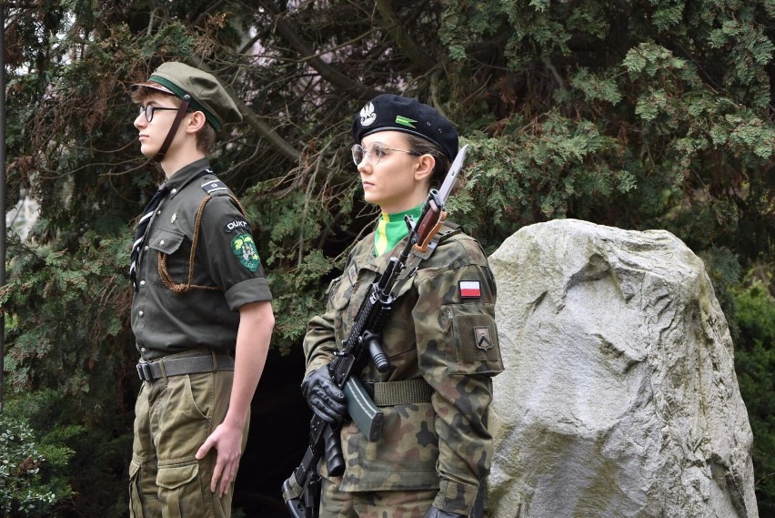 Honorową wartę przy pomniku pełnili żołnierze i harcerze ZHR