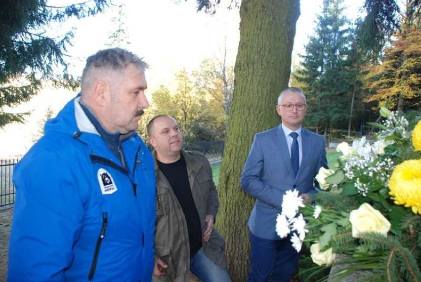 W Głuszycy pamiętają o zmarłych, złożyli kwiaty na Cmentarzu Ofiar Faszyzmu