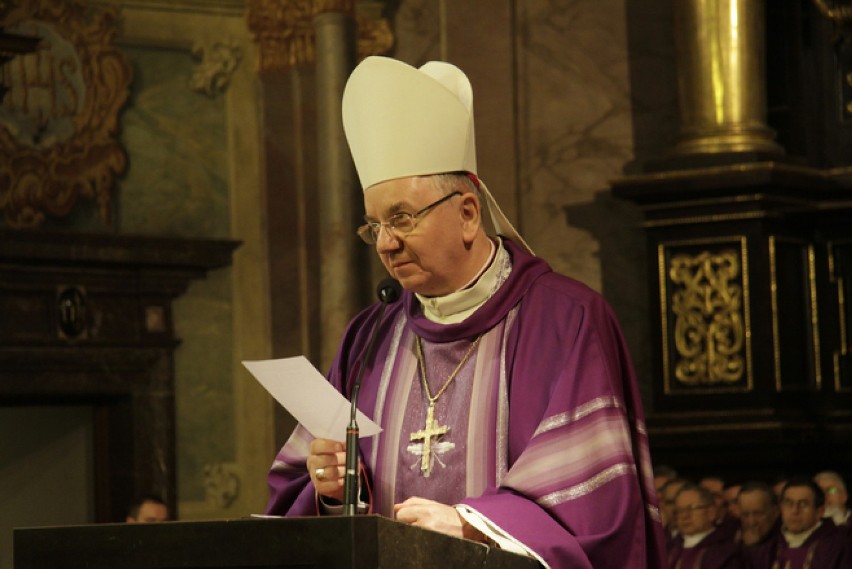 Metropolita lubelski abp Stanisław Budzik odwołuje dyspensę od obowiązku uczestnictwa we mszy świętej
