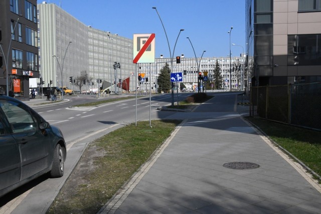 We wtorek około 12 na kieleckich ulicach  było jeszcze mniej ludzi i samochodów niż w poniedziałek. Ale jest kilka miejsc, gdzie można spotkać kolejki. Ogonki stoją przed bankami, aptekami i  placówkami Miejskiego Ośrodka  Pomocy Rodzinie, w których wydawana jest żywność. W tych miejscach można też spotkać patrole Straży Miejskiej.  - Przypominamy mieszkańcom stającym w kolejkach o konieczności zachowania bezpiecznej odległości  między sobą, co ma ograniczyć możliwości przenoszenia się koronawirusa- informuje Renata Gruszczyńska, komendantka Straży Miejskiej w Kielcach.

Na kolejnych slajdach Kielce w czasach koronawisa - wtorek 17 marca