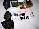 27-latek, który sprzedawał narkotyki chował się przed policją w mieszkaniu matki
