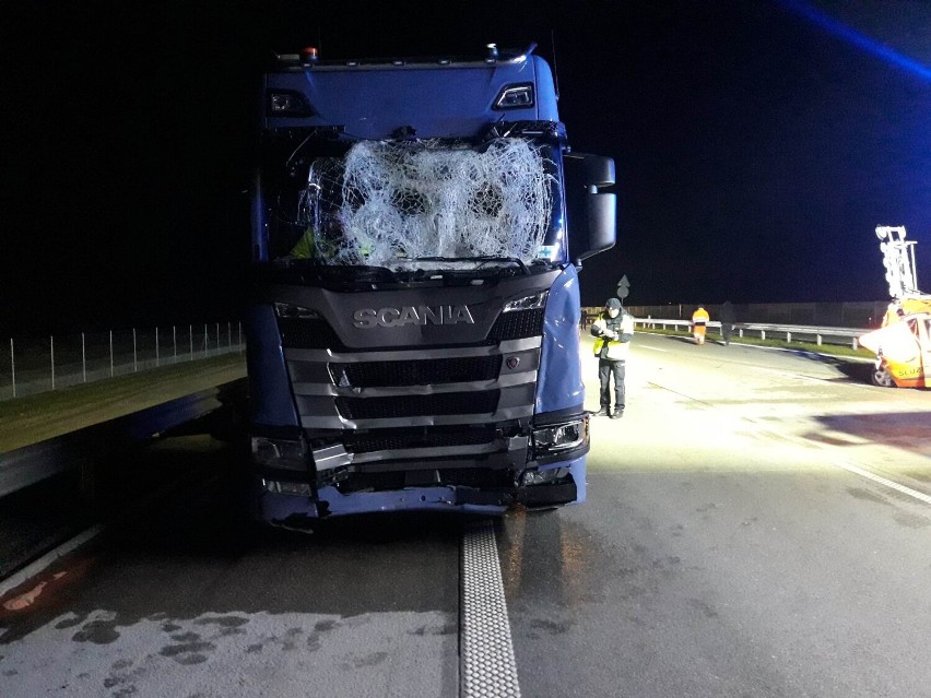 Wypadek na autostradzie A1 Piotrków-Kamieńsk. Ciężarowa Scania uderzyła w samochód służb drogowych. Jedna osoba w szpitalu - ZDJĘCIA