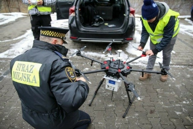 Specjalistyczny dron, badający, co spalają w piecach mieszkańcy, lata już po niebie w Katowicach i Sosnowcu

Zobacz kolejne zdjęcia/plansze. Przesuwaj zdjęcia w prawo naciśnij strzałkę lub przycisk NASTĘPNE