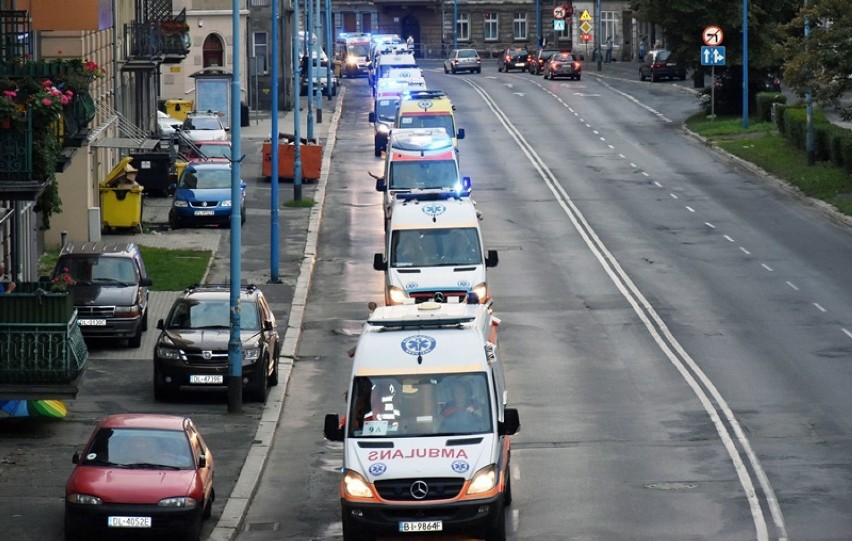 Parada ambulansów przejechała ulicami Legnicy [ZDJĘCIA] 
