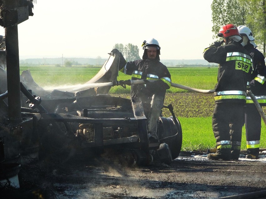 Wypadek w Smolicach: działania ratownicze potrwają dziś do wieczora (NOWE FOTY)