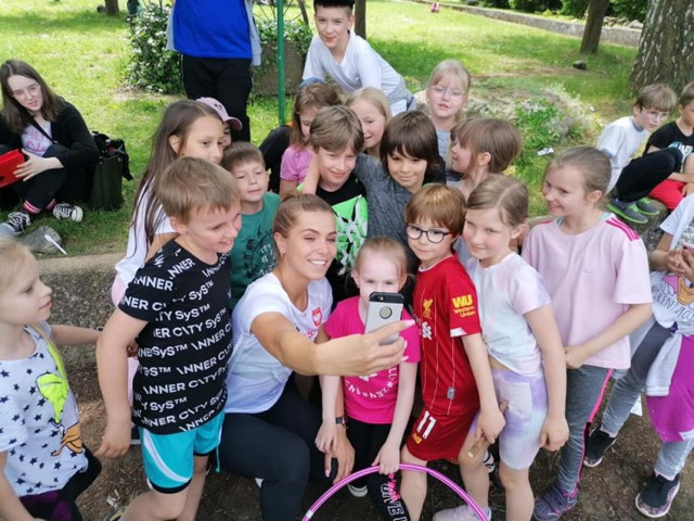 Klaudia Adamek była gościem Dobrej Szkoły w Ratajach podczas Dnia Dziecka 2021