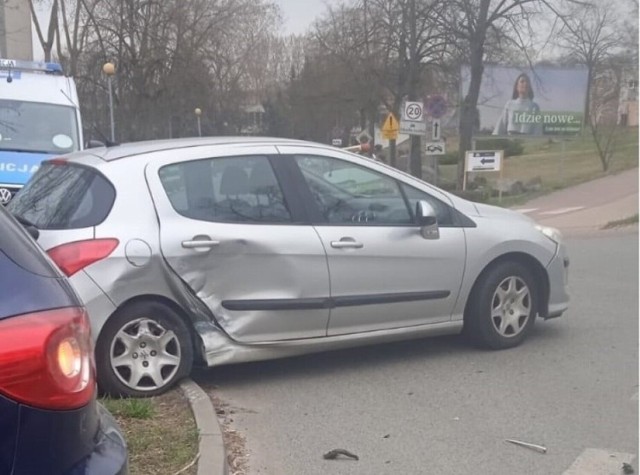 Kierująca peugeotem chciała skręcić z ul. Podgórnej w Zielonej Górze w ul. Szafrana