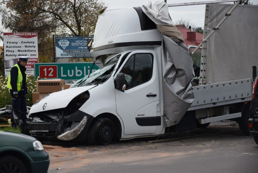Chełm. Kolizja dwóch samochodów ciężarowych na rondzie Dmowskiego 