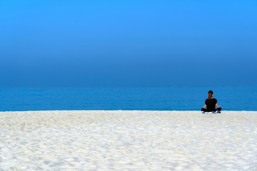 Słynna plaża w Dubaju, Jumeirah Beach, to miejsce rozległe i...