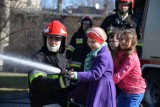 I dzień wiosny w CMP w Mysłowicach. Były pokazy sprzętu gaśniczego, quiz i gaszenie Marzanny [FOTO]