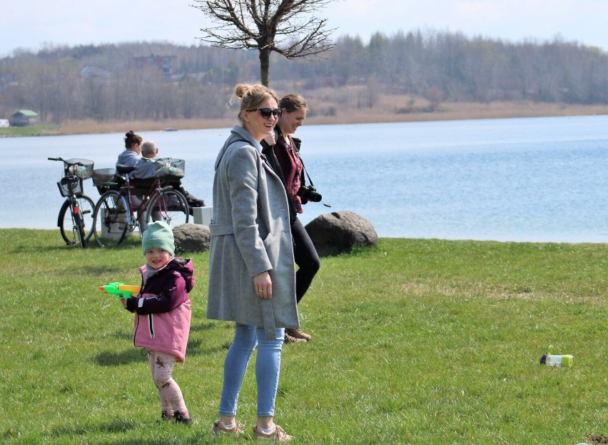 Poniedziałek Wielkanocny w Tarnobrzegu. Tłumy spacerowiczów i rodzinny śmigus-dyngus nad Jeziorem Tarnobrzeskim. Zobaczcie zdjęcia