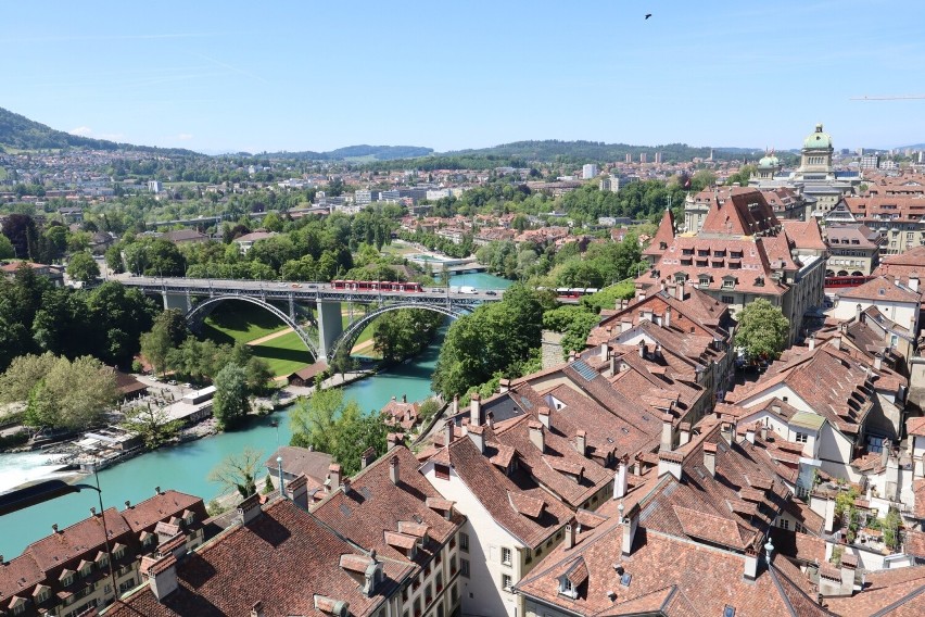 Malownicza stolica Szwajcarii, znana jako miasto fontann,...