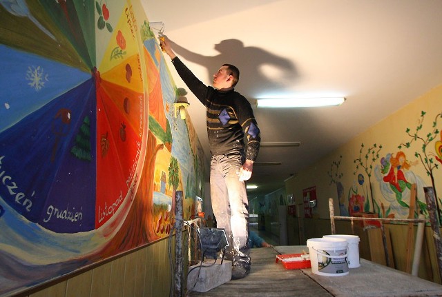 W malowaniu i porządkowaniu szkoły pomagają rodzice