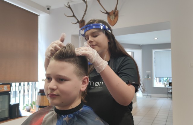 Pierwszy dzień u fryzjera w Piotrkowie w czasie epidemii koronawirusa