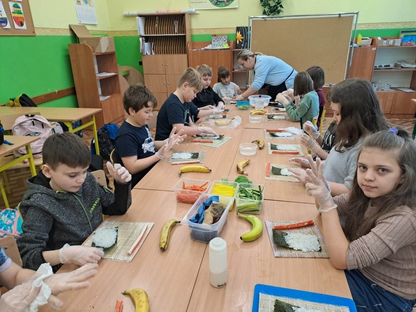 Właściciele restauracji uczyli dzieci w Stalowej Woli robienia sushi. Zobacz zdjęcia