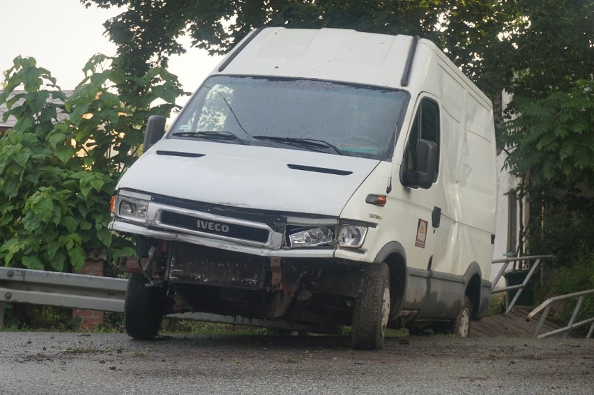Kraśnik: Kierowca dostawczego iveco stracił panowanie nad autem i wjechał w barierkę ZDJĘCIA, WIDEO