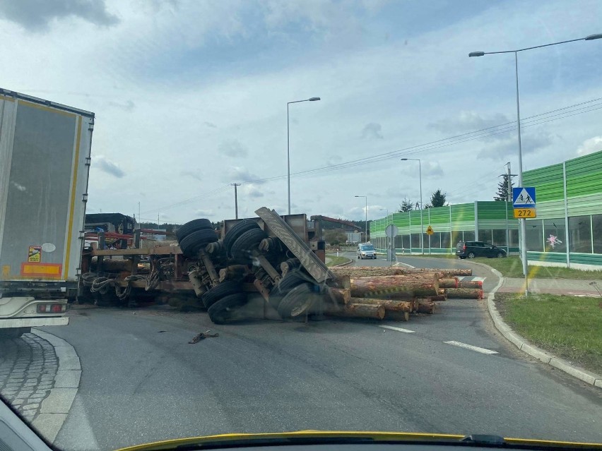 Na rondzie w Dolnej Grupie przewróciła się ciężarówka z drewnem