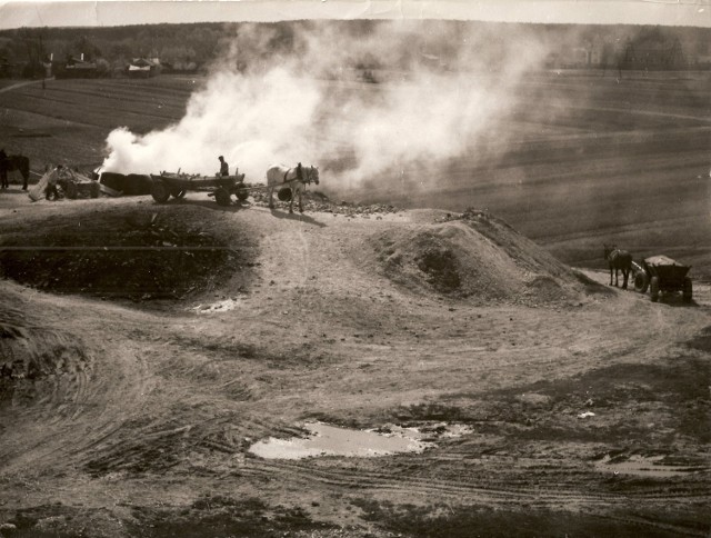 Wypalanie wapna na brzustowskich górach (zdjęcie Tadeusza Kawki z 1964 roku), Archiwum Andrzeja Kobalczyka