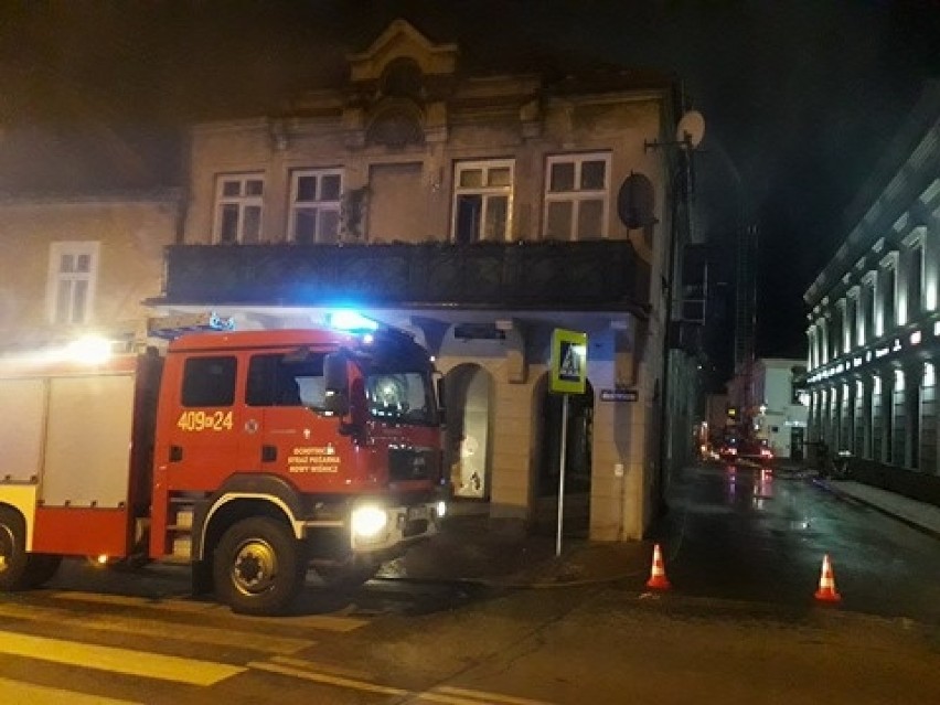 Pożar kamienicy w centrum Bochni. Budynek z arkadami przy ulicy Szewskiej w płomieniach [ZDJĘCIA]