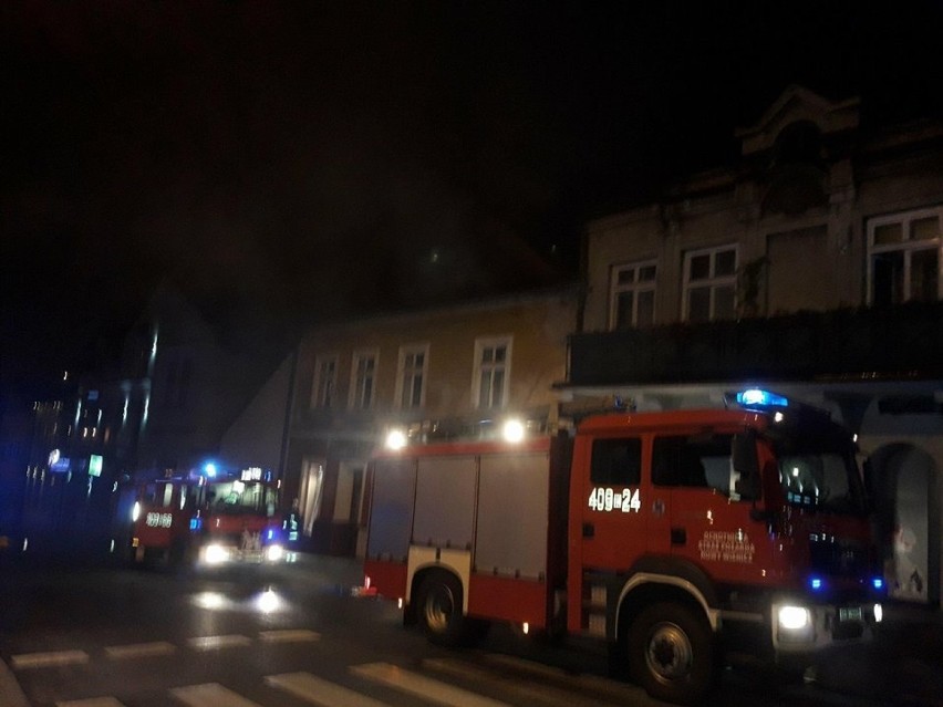 Pożar kamienicy w centrum Bochni. Budynek z arkadami przy ulicy Szewskiej w płomieniach [ZDJĘCIA]