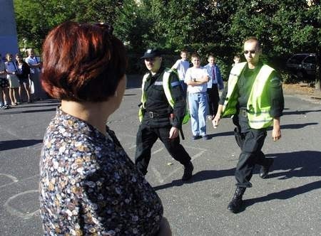 Dyrektor szkoły wezwał policjantów, którzy mieli usunąć ze szkoły Krystynę Andruszkiewicz.