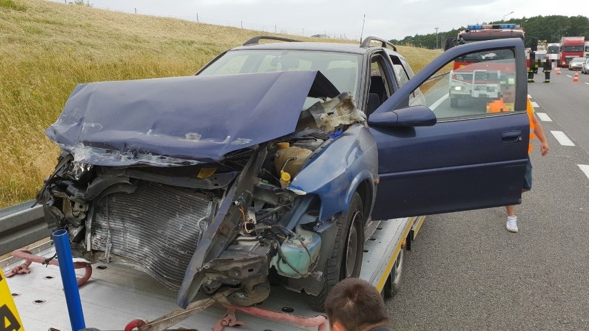 Opel zderzył się z ciężarówką na autostradzie A4 