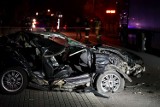 Wypadek w Chełmcach. Osobowe BMW uderzyło w zaparkowaną ciężarówkę. ZDJĘCIA