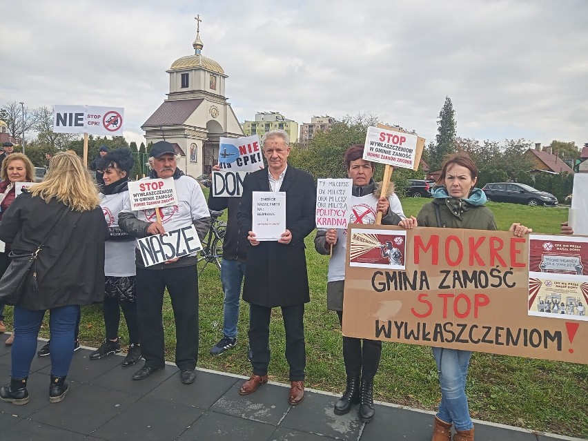 Protestowali przeciw CPK podczas spotkania z Jarosławem Kaczyńskim w Zamościu. Zobacz zdjęcia