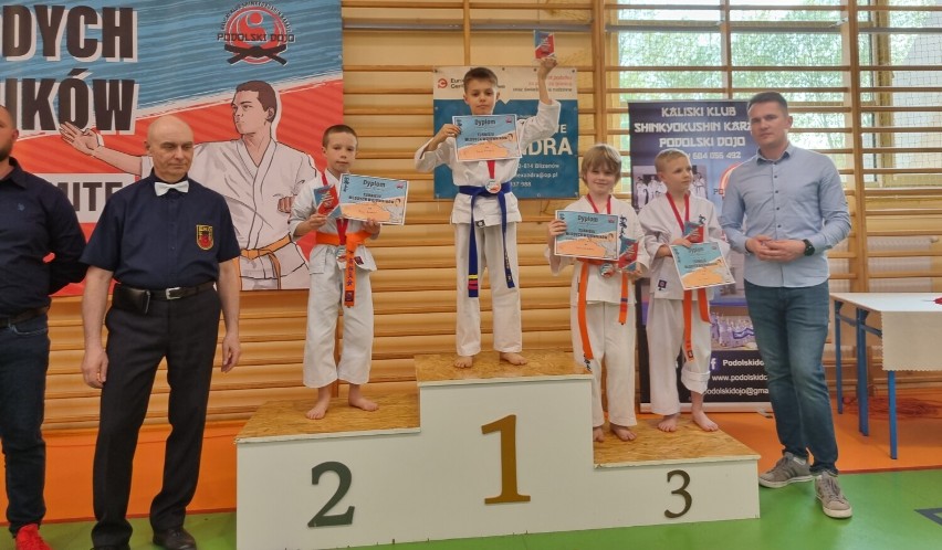 Sześć medali zawodników Klubu Karate Randori z Radomska na turnieju Młodych Wojowników w Stawiszynie