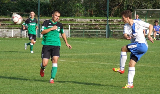 Oświęcimianin Konrad Głowacki wybiciem piłki uprzedza Mateusza Dubiela. W derbach ziemi oświęcimskiej V ligi piłkarskiej Chełmek pokonał Unię 1:0 (1:0).