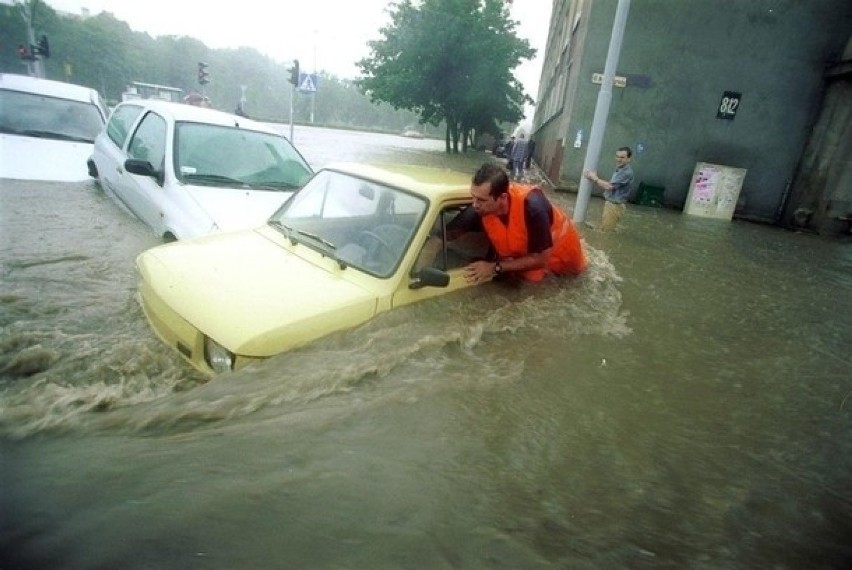 Powódź w Gdańsku 9 lipca 2001 roku. Akcja ratunkowa,...