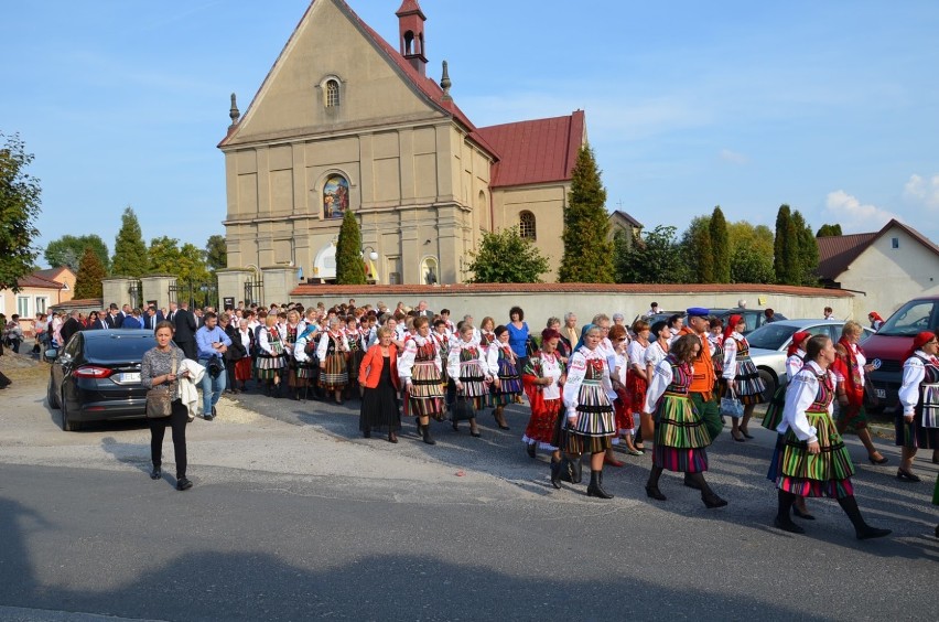 Uroczystości w Białaczowie rozpoczęła msza w kościele św....