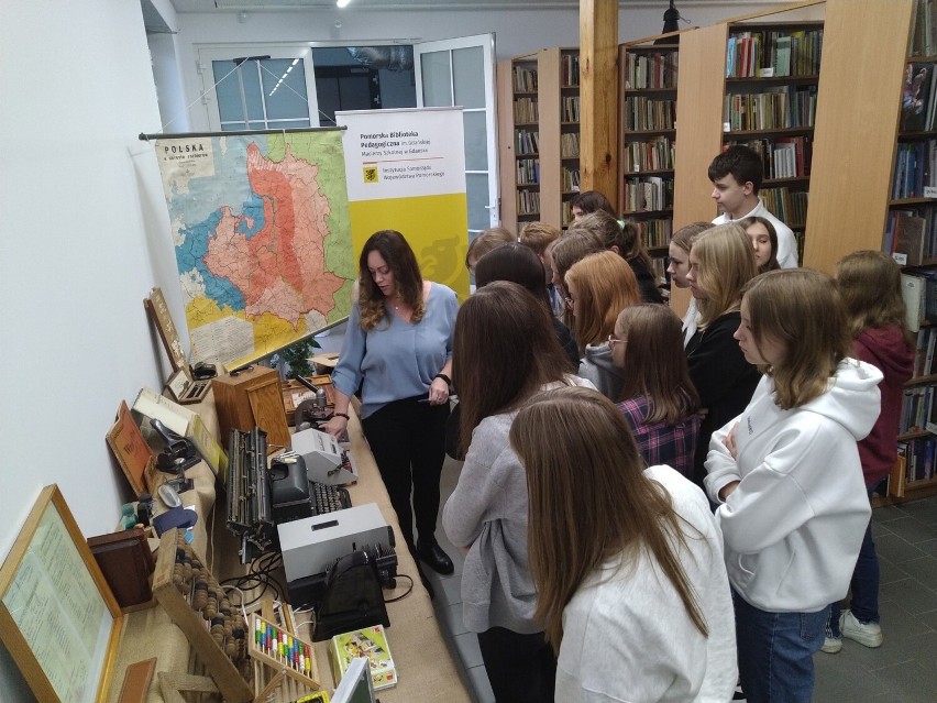 Do 30 listopada 2023 r. w Bibliotece Pedagogicznej w Kościerzynie można zobaczyć wystawę "W dawnej szkole" 